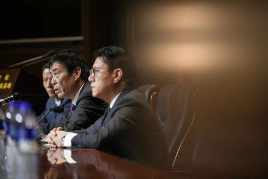 第30分钟，恩迪卡拉倒安德森染黄，穆里尼奥很不满。